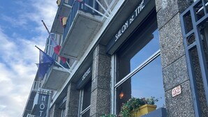 A hotel with a balcony, a salon, and a view of the sea. - hôtel boutique la maison des galets (Saint-Valery-en-Caux)