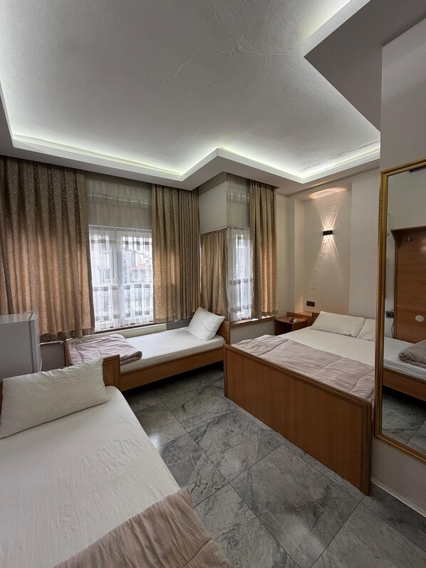 Quarto triplo clássico, vista para a cidade | Wi-Fi de cortesia