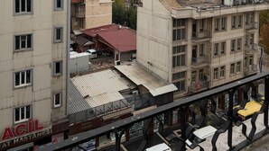 A multi-story building with a flat roof and several balconies. - Hotel KONAK (Gaziantep)