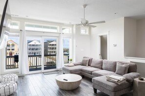 Living area - Brand new OCEANVIEW with POOL (Kill Devil Hills)