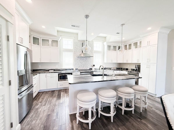 Réfrigérateur, micro-ondes, four, plaque de cuisson