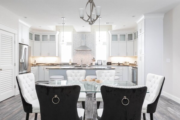 Dining - Oceanview Balcony 1 min to Beach & Pool (Kill Devil Hills)