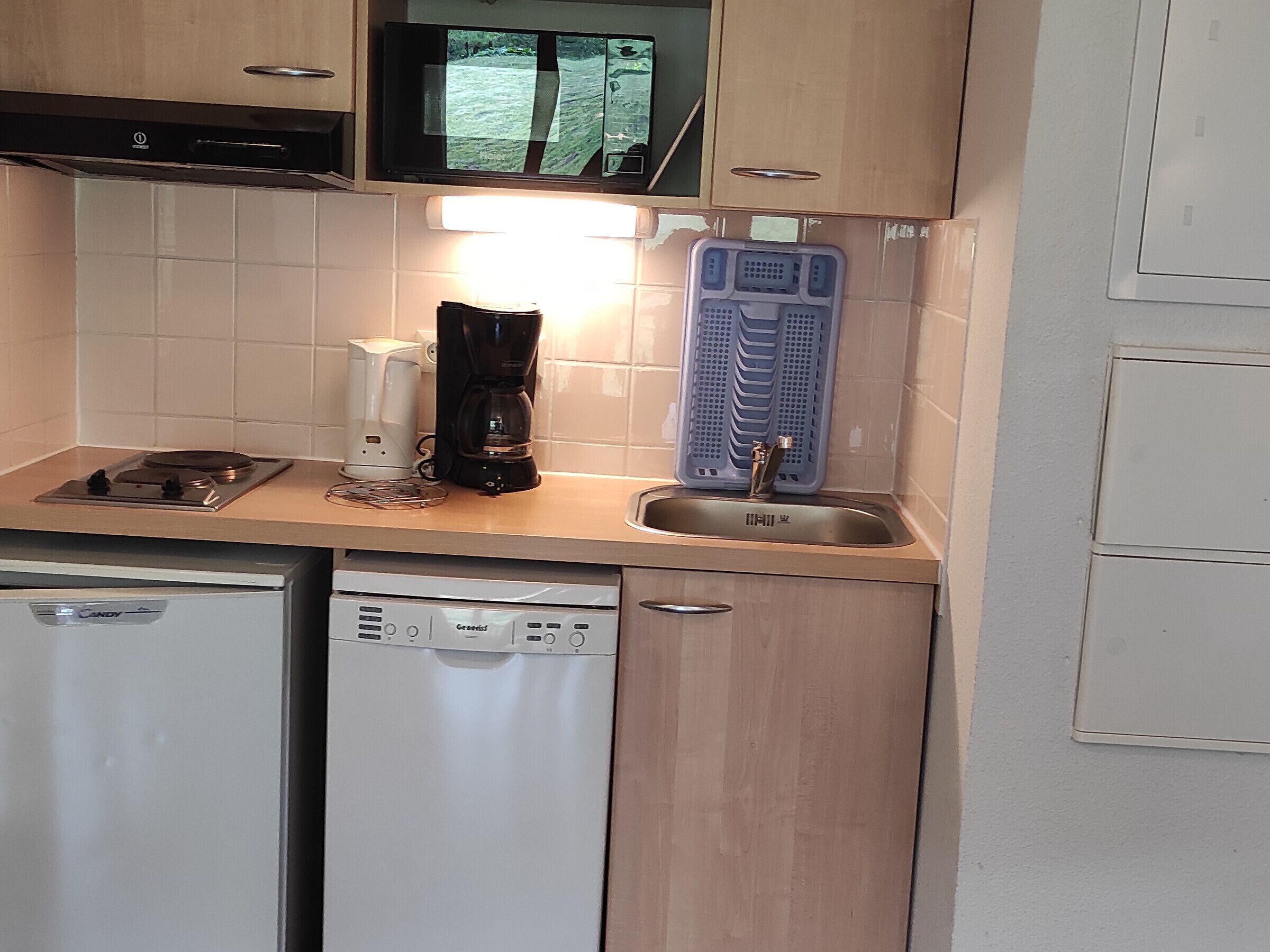 Micro-ondes, plaque de cuisson, lave-vaisselle, cafetière/bouilloire