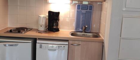 Micro-ondes, plaque de cuisson, lave-vaisselle, cafetière/bouilloire