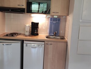 Kylskåp, mikrovågsugn, spishäll och diskmaskin