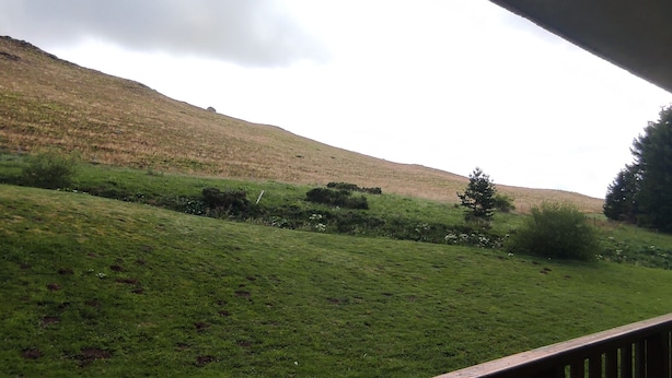 A grassy hillside with a wooden railing in the foreground. - 4 pers. apartment with quiet balcony, pool access (Besse-et-Saint-Anastaise-Super Besse)