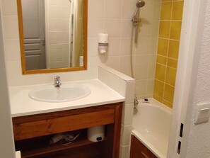 Hair dryer - 4 pers. apartment with quiet balcony, pool access (Besse-et-Saint-Anastaise-Super Besse)