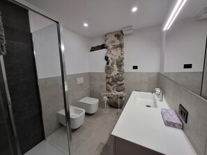 Douche, sèche-cheveux, bidet, serviettes fournies