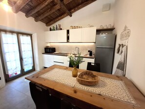 Four Ă micro-ondes, surface de cuisson, lave-vaisselle