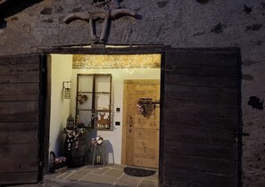 Exterior detail - Stables a refuge with an ancient flavour a comfortable style and a Finnish sauna (Montagnaga)