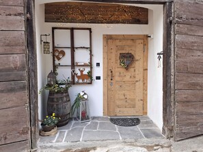 Exterior detail - Stables a refuge with an ancient flavour a comfortable style and a Finnish sauna (Montagnaga)