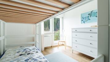 3 habitaciones, tabla de planchar con plancha, wifi y ropa de cama