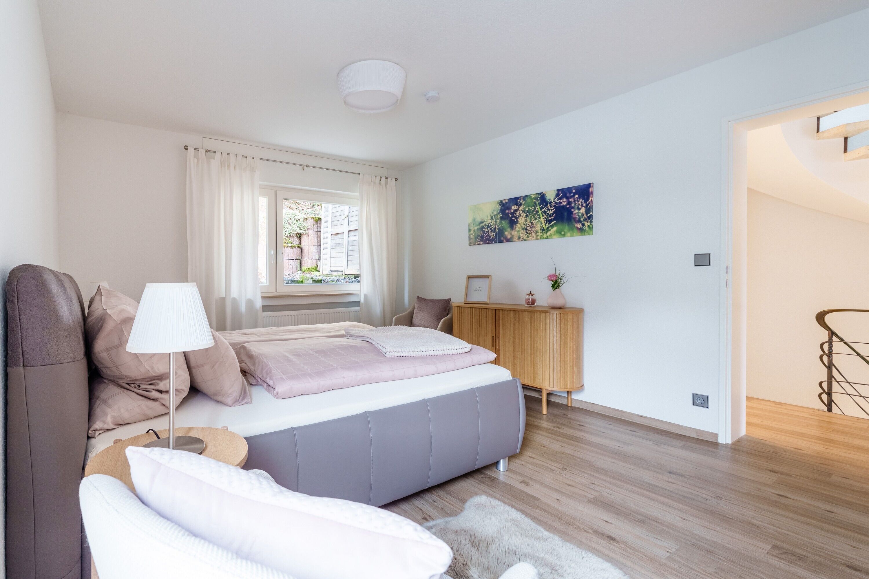 Tabla de planchar con plancha, wifi y ropa de cama 