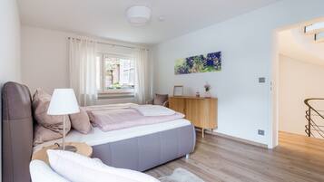 Tabla de planchar con plancha, wifi y ropa de cama