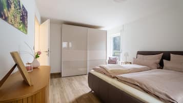 3 bedrooms, iron/ironing board, WiFi, bed sheets