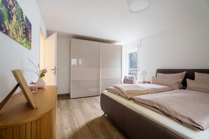 3 habitaciones, tabla de planchar con plancha, wifi y ropa de cama 