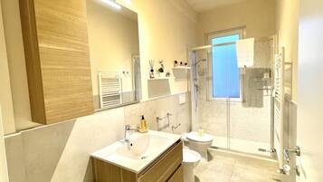 Dusche, Haartrockner, Bidet, HandtĂŒcher