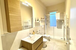 Dusche, Haartrockner, Bidet, Handtücher