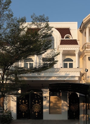 Habitación básica, vista a la ciudad | Caja de seguridad en la habitación y escritorio