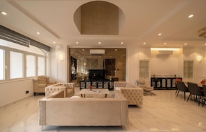 Habitación básica, vista a la ciudad | Caja de seguridad en la habitación y escritorio