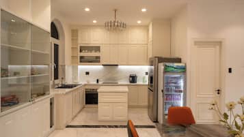 Habitación básica, vista a la ciudad | Caja de seguridad en la habitación y escritorio