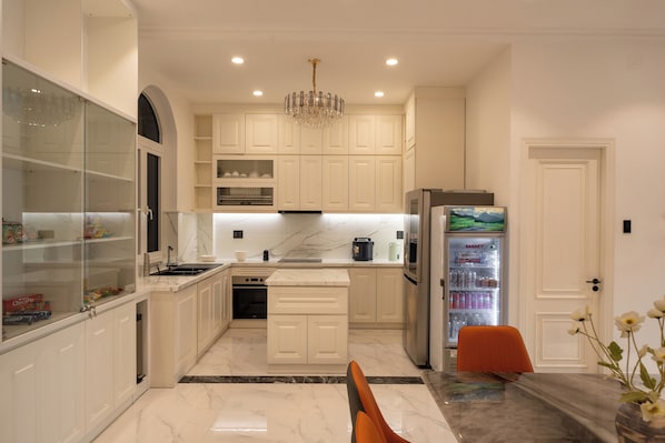 Habitación básica, vista a la ciudad | Caja de seguridad en la habitación y escritorio