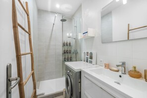 Shower, hair dryer, towels, toilet paper - Rosiers – Beautiful apartment in central Marais (Paris)