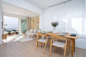 Apartment (1 Bedroom) | In-room dining - Private Terrace & Views. Manriquez (Córdoba)