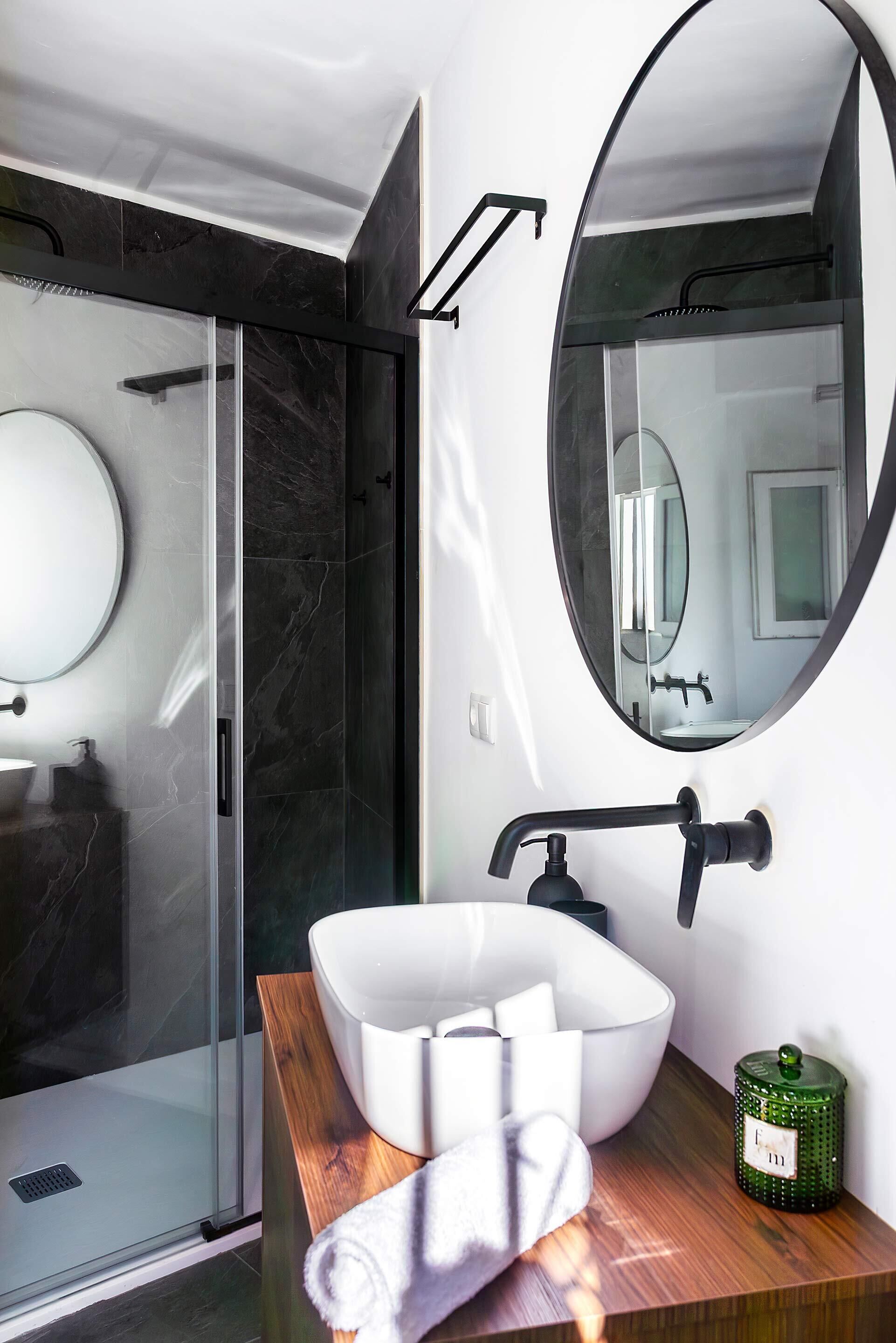 Appartement (1 Bedroom) | Badkamer | Een douche