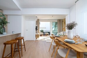 Apartment (1 Bedroom) | Essbereich im Zimmer