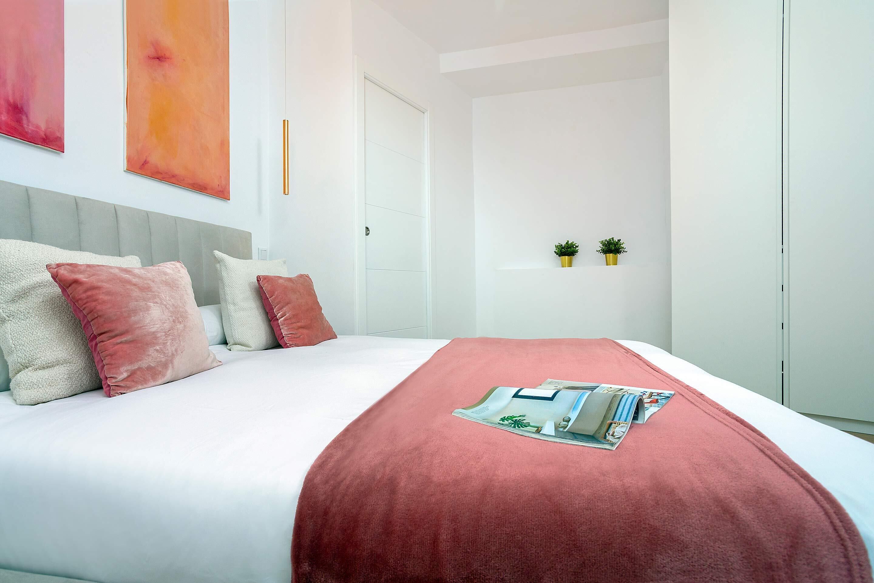 Appartement (1 Bedroom) | 1 slaapkamer, een strijkplank/strijkijzer, beddengoed