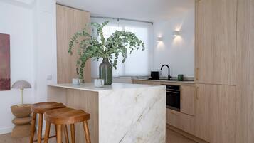 Appartement (1 Bedroom) | Privékeuken | Een microgolfoven, een oven, een vaatwasser, een kinderstoel