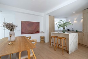 Apartment (1 Bedroom) | Essbereich im Zimmer
