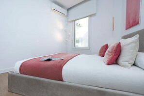 Appartement (1 Bedroom) | 1 slaapkamer, een strijkplank/strijkijzer, beddengoed