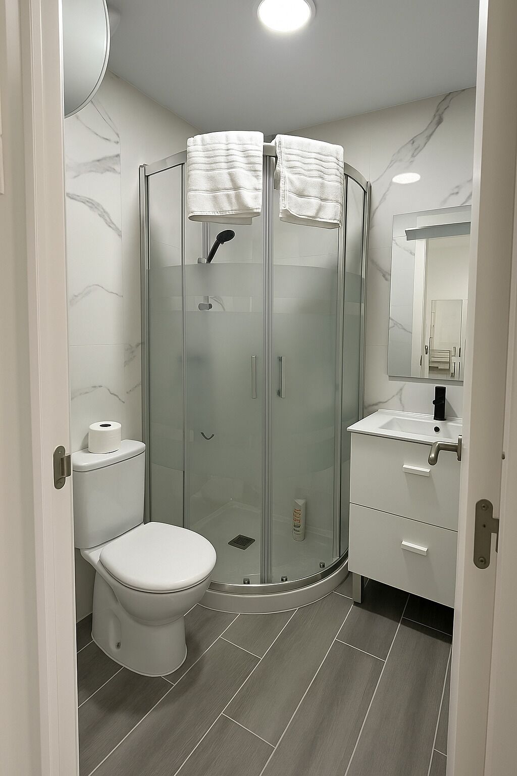 Regadera, secadora de cabello, toallas, jabón 