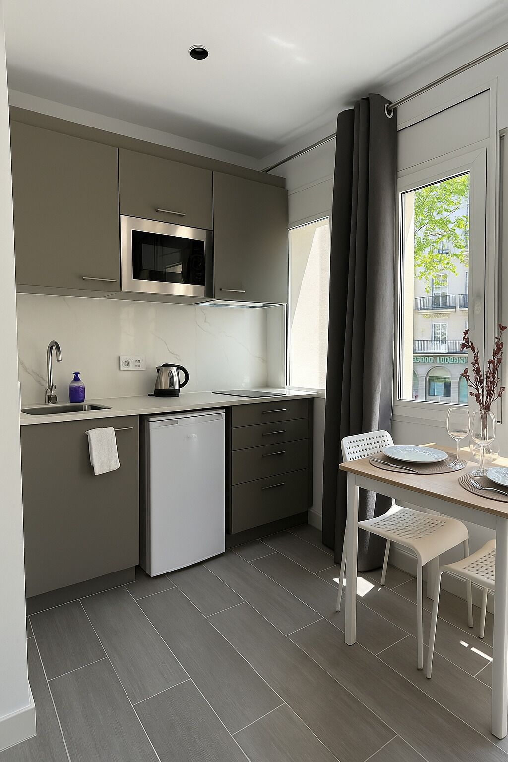 Kühlschrank, Mikrowelle, Ofen, Herdplatte