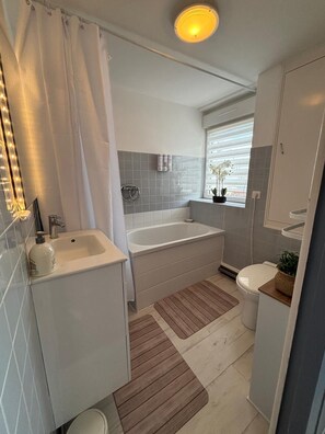 吹风机、毛巾、卫生纸