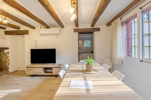 Interior - Holiday Home 'La Caseta De L'Adela' with Mountain View, Wi-Fi and Air Conditioning (Arbúcies)