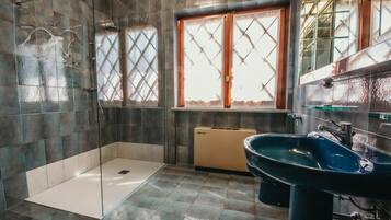 Dusche, Haartrockner, Bidet, Handtücher
