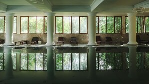Piscine intérieure et extérieure