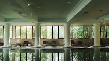 Alberca techada y alberca al aire libre