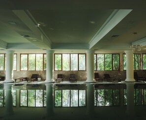 Indoor/outdoor pool