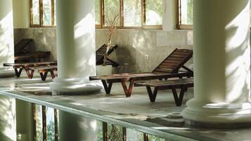 Una piscina techada, una piscina al aire libre