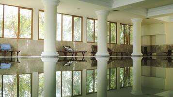 Una piscina techada, una piscina al aire libre