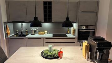 KĂŒhlschrank, Mikrowelle, Ofen, Herdplatte