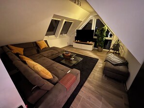 TV connectée, livres, médiathèque, chaîne hi-fi