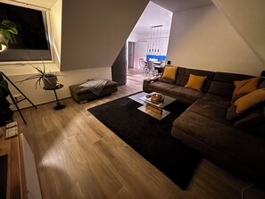 Smart-TV, Bücher, Musikbibliothek, Stereoanlage