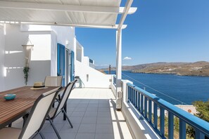 Outdoor dining - Marvelous sea view 3-bedroom apartment with AC in Kythnos (Merichas)