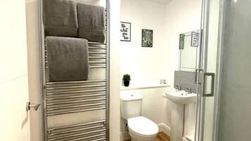 Haartrockner, HandtĂŒcher, Toilettenpapier