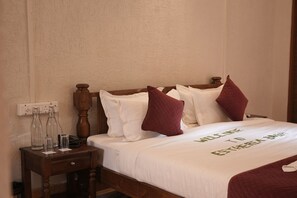 In-room safe, laptop workspace, iron/ironing board, free WiFi